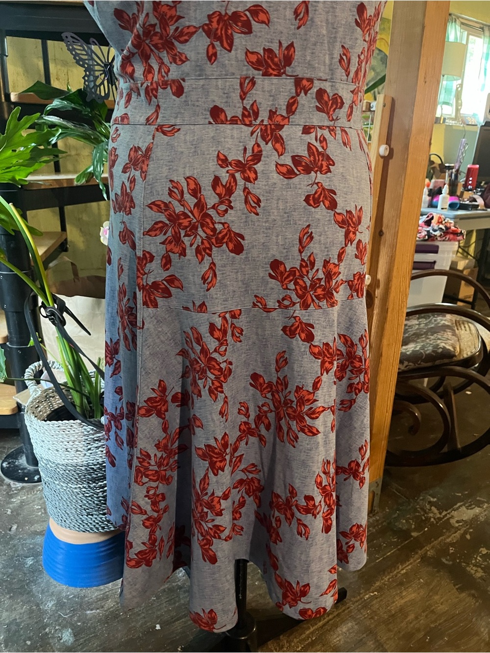 Sleeveless Blue Dress with Red Floral Print - Picture 5 of 6